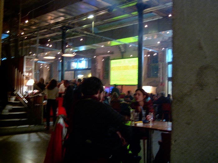 Vue générale de la salle du  bar du Lieu Unique