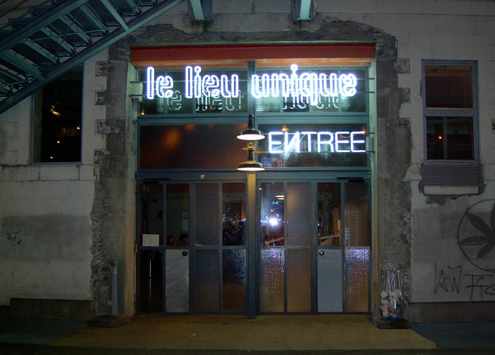 Entrée du Bâtiment "Le Lieu Unique", en 2003
